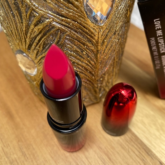MAC ARGAN OIL LOVE ME LIPSTICK IN NINE LIVES - Picture 2 of 6